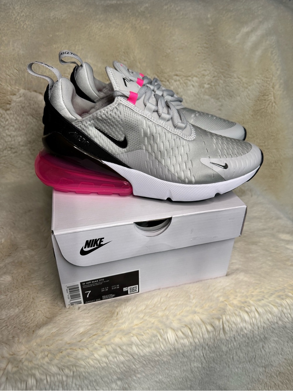 New in box- Nike Women’s Air Max 270 - Light Gray, Black & Hot Pink - Picture 2 of 6